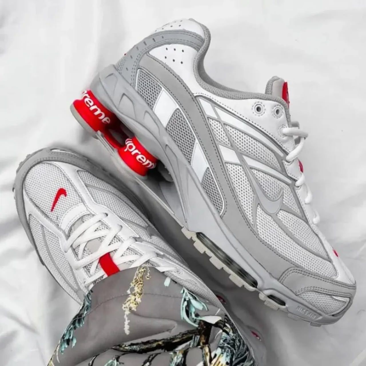 NIKE